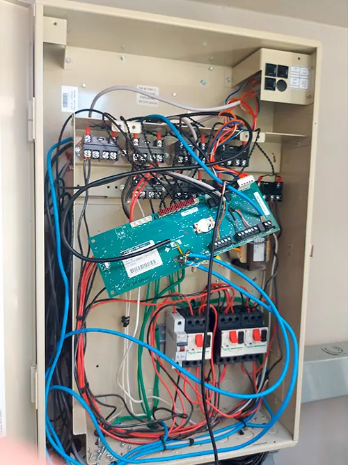 Panel eléctrico antes de la repotenciación
